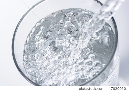 Pour water into the glass Pour water into the glass 47020030
