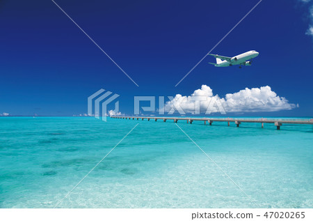 Landing plane and blue sea-Shikishima Airport RW17 end Landing plane and blue sea-Shikishima Airport RW17 end 47020265