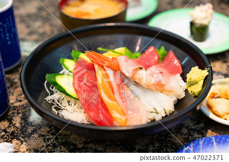 traditional Japan chirashi sushi, sashimi and rice traditional Japan chirashi sushi, sashimi and rice 47022371