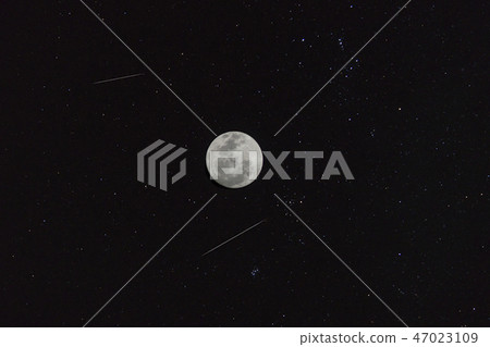 The full moon in the dark night. 47023109