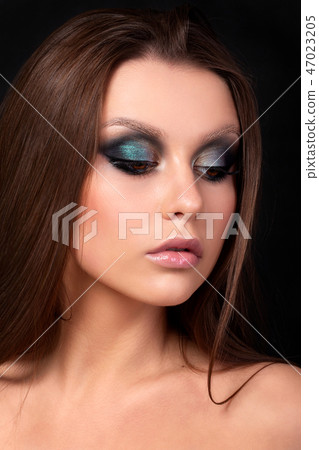 Portrait of beautiful woman with fashion makeup 47023205