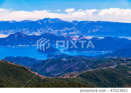 [Shizuoka Prefecture] Uchiura Bay and Hakone Mountains seen from the Izu Daruma Mountain Plateau 47023601