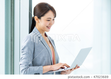 女商人(個人電腦) 女商人(個人電腦) 47023689