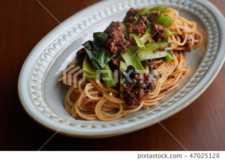 Komatsuna and meat sauce pasta 47025128