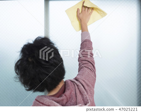 Men who wipe the windows Men who wipe the windows 47025221