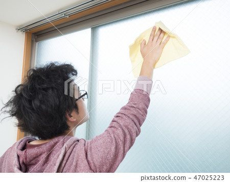 Men who wipe the windows Men who wipe the windows 47025223