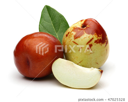 Fresh jujubes and leaves on white background 47025328