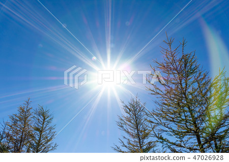 太陽和藍天的圖像 太陽和藍天的圖像 47026928