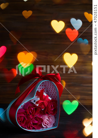 Valentines background with bouquet rose in gift box and mini gift box on dark wooden background Valentines background with bouquet rose in gift box and mini gift box on dark wooden background 47028151
