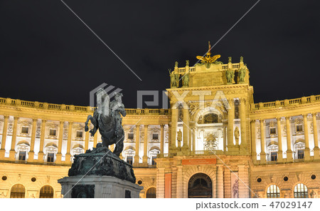 維也納的新皇宮和Eugend的騎馬雕像（奧地利） 47029147