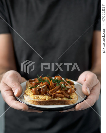 Vegan sandwich with mushrooms in male hands Vegan sandwich with mushrooms in male hands 47031037