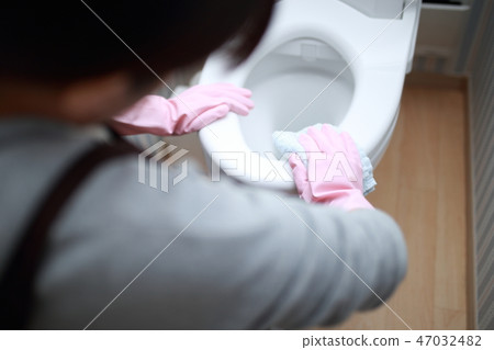 清潔廁所(清潔女性臉部無身體部位廁所媽媽家庭主婦家務布邊緣手套馬桶座房) 清潔廁所(清潔女性臉部無身體部位廁所媽媽家庭主婦家務布邊緣手套馬桶座房) 47032482