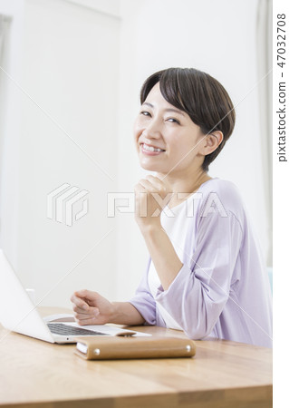 Women desk work 47032708