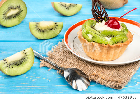 Tart with kiwi Tart with kiwi 47032913