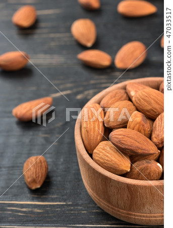 Almonds in a bowl 47033517