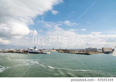 海鷗優雅地從渡輪碼頭飛過，從渡輪上看到的天空離開了法國的加來港 47035334