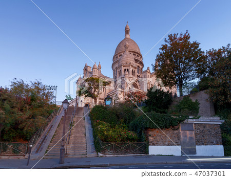 Paris. Sacre Coeur in the early morning. 47037301