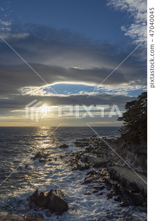 A sunset that illuminates the horizon A sunset that illuminates the horizon 47040045