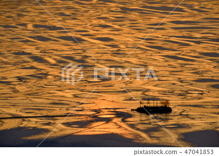 Lake Suwa-Hatsushima Shrine of Freezing 47041853