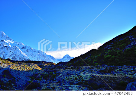 阿爾卑斯山庫克和南半球國家公園在日出之前 阿爾卑斯山庫克和南半球國家公園在日出之前 47042493