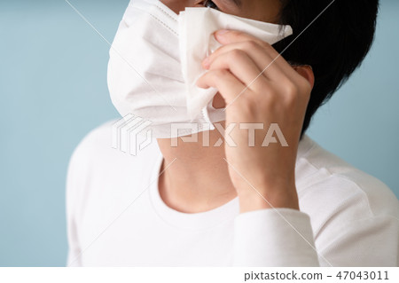 Men who tears up 47043011