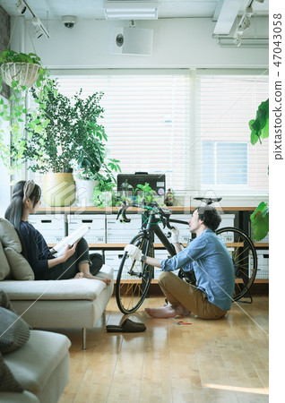 Lifestyle couple 47043058