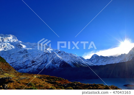 阿爾卑斯山庫克和國家公園在南半球日出時 阿爾卑斯山庫克和國家公園在南半球日出時 47043163