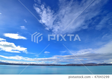 美麗的綠松石綠色普卡基湖由流動從塔斯曼冰川的水製成 美麗的綠松石綠色普卡基湖由流動從塔斯曼冰川的水製成 47043299