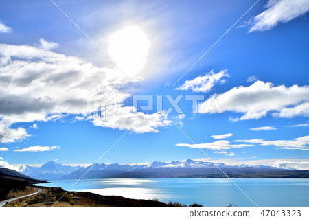 Beautiful turquoise green Lake Pukaki made of water flowing from Tasman Glacier 47043323