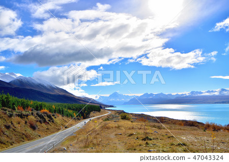 Beautiful turquoise green Lake Pukaki made of water flowing from Tasman Glacier 47043324
