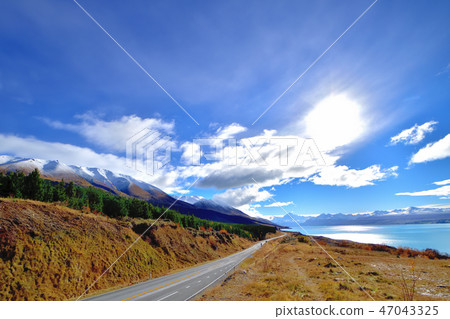 Beautiful turquoise green Lake Pukaki made of water flowing from Tasman Glacier 47043325
