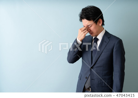 眼睛疲勞的男性形象 47043415