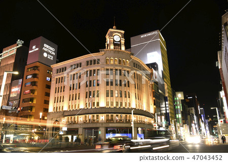 在日本銀座的東京都市風景熙來攘往。一輛空車的突出水槽出租車。平成去年新年= 2019年1月1日拍攝 47043452