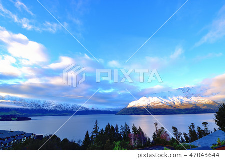 Queenstown Wakatipu Lake and Southern Alps Queenstown Wakatipu Lake and Southern Alps 47043644