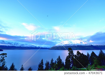 Queenstown Wakatipu Lake and Southern Alps 47043671