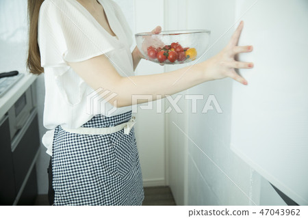 Woman in the kitchen Woman in the kitchen 47043962