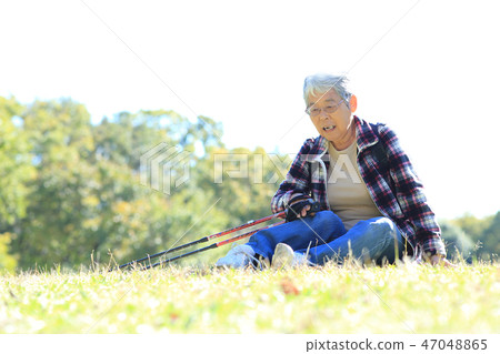 高級婦女走 47048865