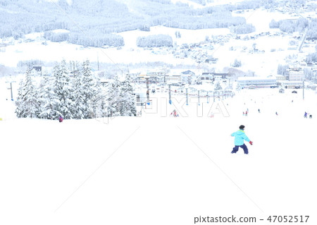 Children enjoy skiing 47052517
