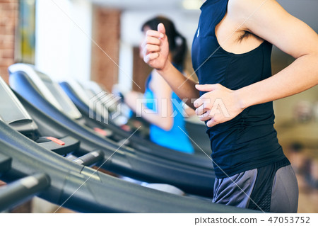跑步機男性身體 47053752