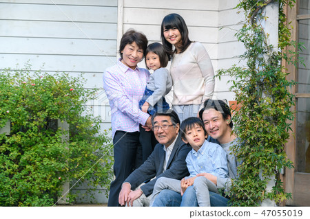 3 generation family gathering 3 generation family gathering 47055019