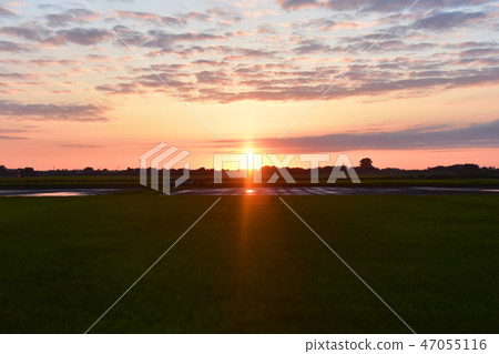 從火車窗口的日落 47055116