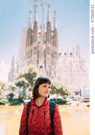 Barcelona, Spain. Portret Of Caucasus Beautiful Woman On Backgro 47060032