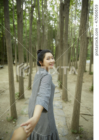夫婦,情人,學生,大學生,約會,夏天,公園,走,樹,森林 夫婦,情人,學生,大學生,約會,夏天,公園,走,樹,森林 47060659
