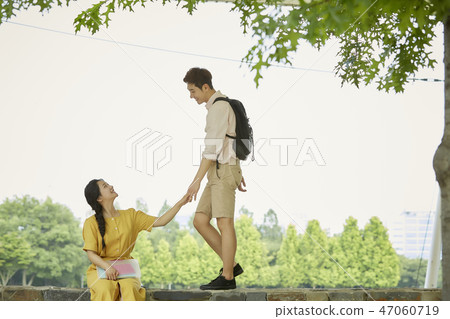 夫妻,情人,學生,大學生,約會,夏天,公園 夫妻,情人,學生,大學生,約會,夏天,公園 47060719
