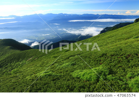 南阿爾卑斯山遙遠的看法早晨從中央阿爾卑斯山 47063574