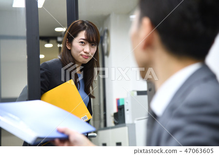 女性員工老闆和下屬的業務場景 女性員工老闆和下屬的業務場景 47063605