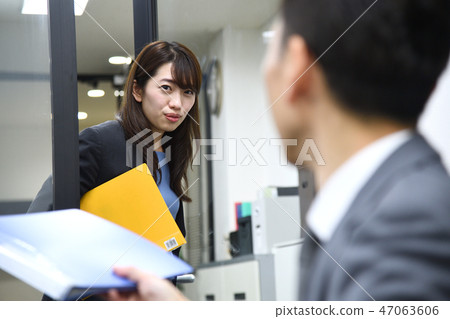 女性員工老闆和下屬的業務場景 47063606