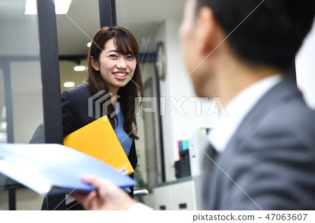 女性員工老闆和下屬的業務場景 女性員工老闆和下屬的業務場景 47063607