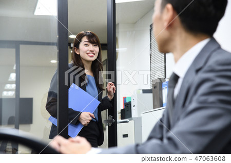女性員工老闆和下屬的業務場景 女性員工老闆和下屬的業務場景 47063608