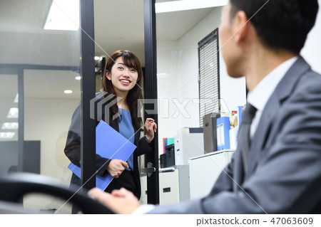 女性員工老闆和下屬的業務場景 女性員工老闆和下屬的業務場景 47063609